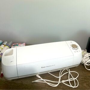 Cricut Explorer air 2. Works as it should. Make and offer!!!